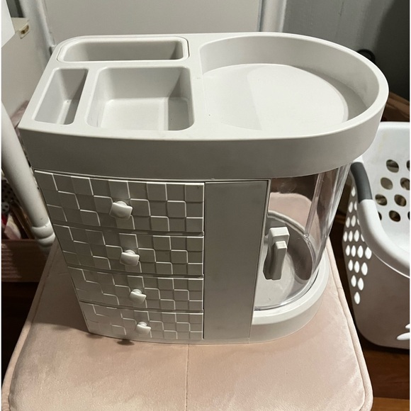 Makeup/ Skincare Holder!!🤍🧖🏼‍♀️ - Picture 1 of 6